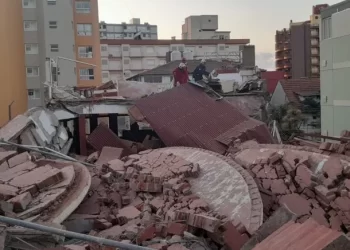 Un muerto y un herido tras el derrumbe de un hotel en Villa Gesell