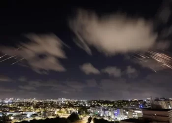 Irán lanzó un ataque con cohetes contra Tel Aviv y otras ciudades de Israel