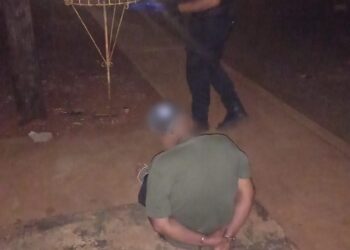 Detuvieron a un hombre ebrio que cayó de su moto y llevaba un revólver en su mochila