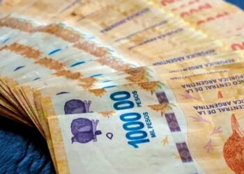 El salario real privado cayó 2,6% en agosto y es el más bajo en 20 años