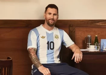 Argentina presentó su nueva camiseta retro
