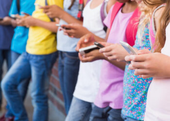 Australia aprobó la primera ley del mundo que prohíbe el uso de redes sociales a menores de 16 años