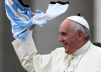 El particular festejo de cumpleaños del Papa Francisco en un avión