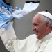 El particular festejo de cumpleaños del Papa Francisco en un avión