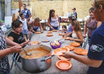 Crisis en los comedores comunitarios de Posadas: «La fila es interminable»
