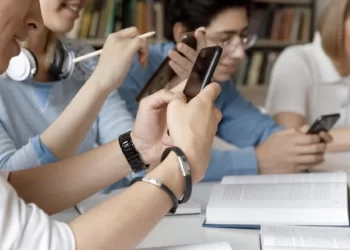 Brasil prohíbe los celulares en las escuelas y colegios