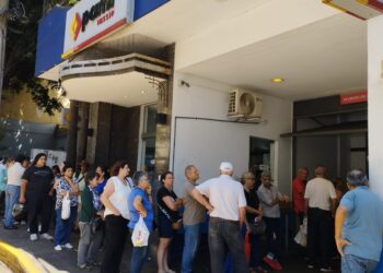 Jubilados realizan extensas filas en el PAMI para garantizar la cobertura de sus medicamentos