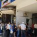 Jubilados realizan extensas filas en el PAMI para garantizar la cobertura de sus medicamentos