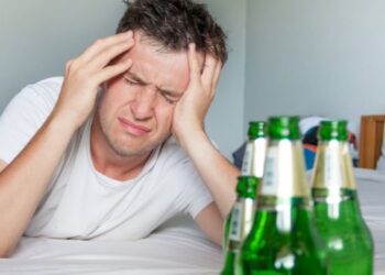 Recomiendan beber agua entre vasos de alcohol para evitar la resaca y cuidar la salud en las fiestas