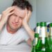 Recomiendan beber agua entre vasos de alcohol para evitar la resaca y cuidar la salud en las fiestas
