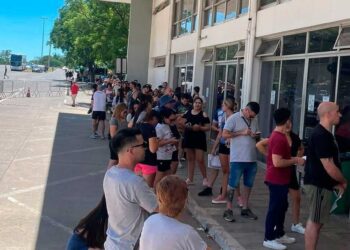 Largas filas y demoras para cruzar a Brasil desde Iguazú
