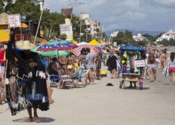 Preocupa la expansión del brote de gastroenterocolitis en playas del sur de Brasil