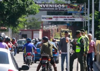 Venezuela cerró la frontera con Colombia y suspendió vuelos entre ambos países