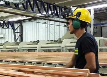 La producción industrial cayó un 1,7% interanual en noviembre