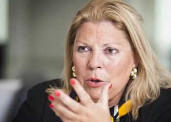 Carrió cruzó a Milei por su discurso en Davos y amenazó con iniciarle acciones judiciales por «traición a la patria»