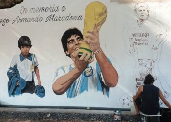Pintan un mural en homenaje a Maradona en Posadas