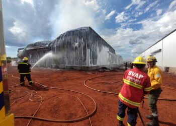 Misiones aportó recursos para controlar un incendio en una yerbatera de Colonia Liebig