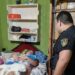 Una mujer dio a luz en su casa con la asistencia de dos policías