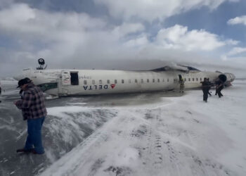 Un avión se estrelló y volcó al aterrizar de emergencia en Toronto