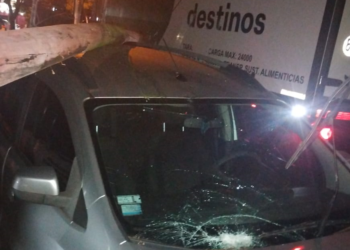 Camión derribó un poste de luz y dejó sin energía a un barrio de Puerto Iguazú