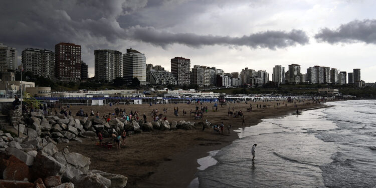 Covid 19 Coronavirus Argentina.
Tormenta en playa Grande, Mar del Plata. 02.01.2022 Foto Maxi Failla