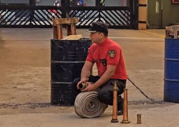 Capacitación a bomberos para combatir incendios