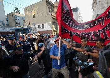 La CGT y las hinchadas marchan con los jubilados mientras el Gobierno amenaza
