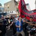 La CGT y las hinchadas marchan con los jubilados mientras el Gobierno amenaza