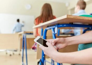 Más de la mitad de los jóvenes argentinos se distraen con el celular en clase
