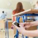 Más de la mitad de los jóvenes argentinos se distraen con el celular en clase