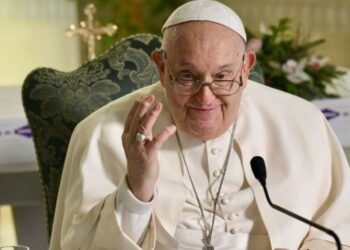 El Papa reanudó algunas actividades pero sigue con ventilación mecánica