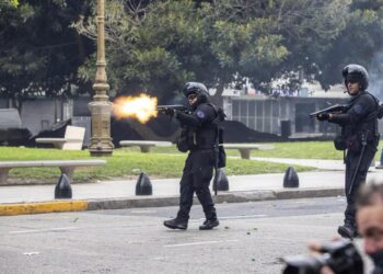 La represión policial convirtió a la marcha de jubilados e hinchas en un caos