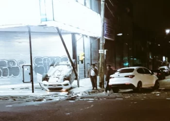 Buenos Aires: dos heridos tras fuerte choque y vuelco de autos