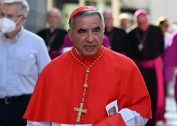 Becciu, el cardenal vetado por Francisco, anunció que no ingresará al Cónclave para elegir al Papa