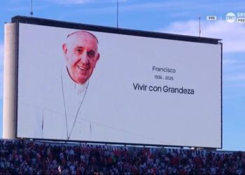 Hubo minuto de silencio en el superclásico en homenaje a Francisco
