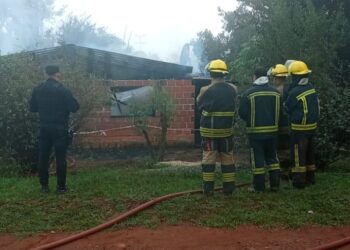 Incendio de una vivienda en Jardín América dejó un muerto