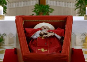 El Vaticano publicó las primeras imágenes del féretro del Papa Francisco