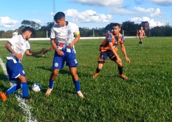 Ex Alumnos y Timbó marcan el rumbo del torneo Provincial de fútbol