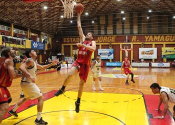 Con suspenso, Tokio estiró su racha y llega encendido al clásico