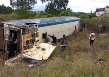 Tragedia en San José: siete muertos al volcar un ómnibus con trabajadores forestales