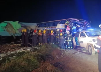 Choque frontal entre un micro y un camión en ruta 3 dejó al menos cuatro muertos