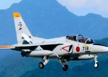 Avión militar de entrenamiento japonés se estrelló en un lago y hay dos desaparecidos