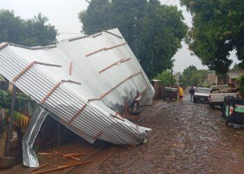 La Policía asiste a familias afectadas por el fuerte temporal