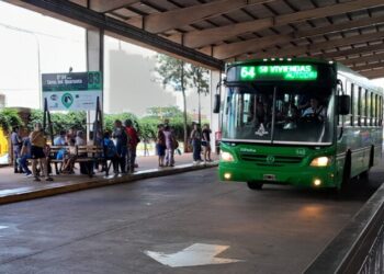 Gobierno pidió a la UTA suspender el paro de colectivos del martes