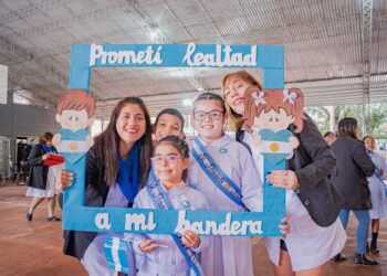 Estudiantes de Villa Cabello realizaron la promesa a la bandera