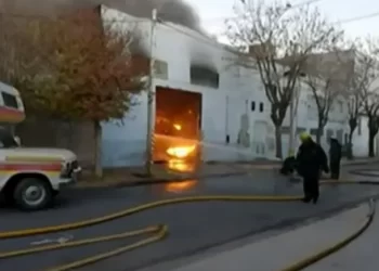 Incendio consumió una fábrica de plásticos en Buenos Aires