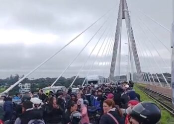 Protesta de paseros paraliza el puente Posadas Encarnación