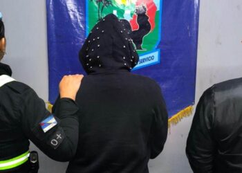 Se hizo una cirugía estética y pagó con un collar trucho