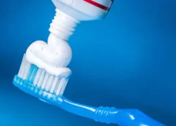 ANMAT prohibió una pasta dental de una de las marcas más vendidas tras reportes de lesiones en la boca