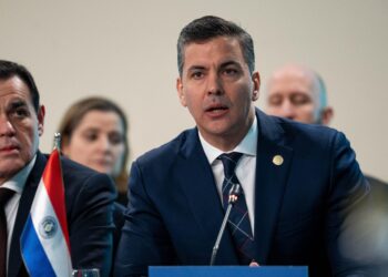 Santiago Peña: “Estamos en el medio de la Argentina y Brasil”